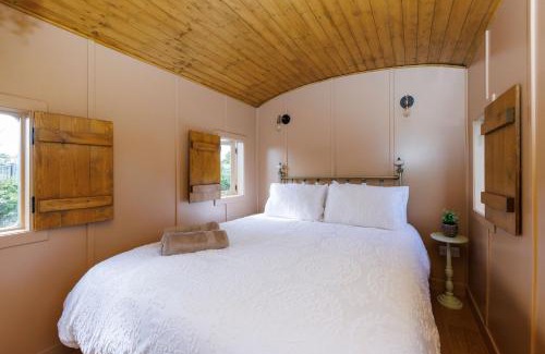 Birdham House | Beautifully Restored WW2 Carriage - Sleeps 6