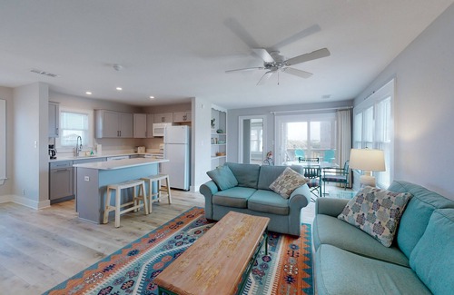 Avon Condo | Beautifully updated condo with outdoor pool, beach access, AC & washer/dryer