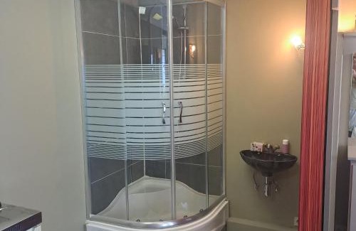 Gullegem Bed & Breakfast | BeautyD Triple Room with double bed and 1 folding bed centrum GULLEGEM KORTRIJK