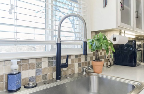 Gladstone House | Becky & Marvels 420 Stay (Private Room)