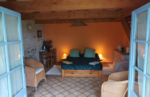 Saint-Etienne-les-Orgues Bed & Breakfast | Bed and Breakfast 'Chambre' with Private Terrace, Shared Garden and Wi-Fi