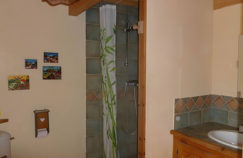 Saint-Etienne-les-Orgues Bed & Breakfast | Bed and Breakfast 'Chambre' with Private Terrace, Shared Garden and Wi-Fi