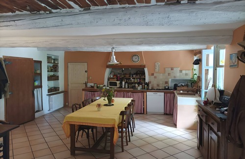 Saint-Etienne-les-Orgues Bed & Breakfast | Bed and Breakfast 'Chambre' with Private Terrace, Shared Garden and Wi-Fi