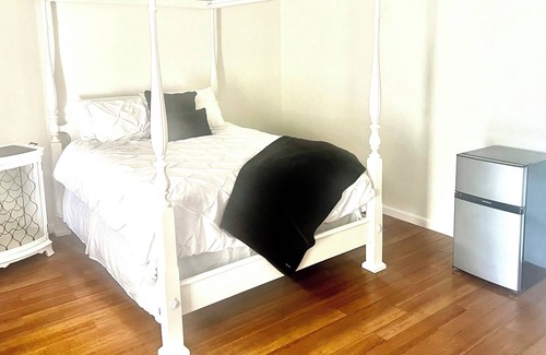 Speedway Bed & Breakfast | Bed and breakfast located in Speedway, 1.6 miles to Indianapolis Motor Speedway