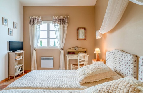 Estezargues Bed & Breakfast | Bed and Breakfast 'Manon' with Shared Terrace, Shared Garden and Wi-Fi