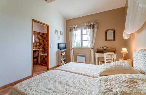 Estezargues Bed & Breakfast | Bed and Breakfast 'Manon' with Shared Terrace, Shared Garden and Wi-Fi