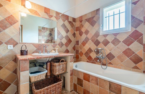 Estezargues Bed & Breakfast | Bed and Breakfast 'Manon' with Shared Terrace, Shared Garden and Wi-Fi