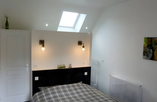 Tavant Bed & Breakfast | Bed and Breakfast 'Vert Ailleurs' with Shared Terrace, Shared Garden and Wi-Fi