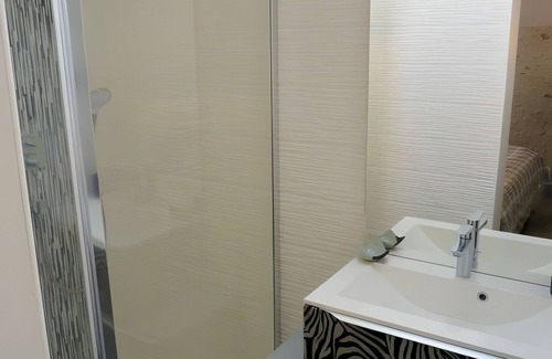 Tavant Bed & Breakfast | Bed and Breakfast 'Vert Ailleurs' with Shared Terrace, Shared Garden and Wi-Fi