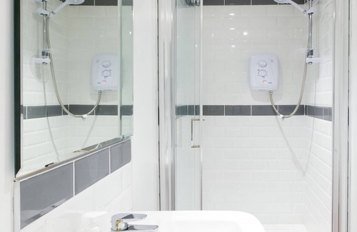 Eastleigh Apartment | Beddoe Apartments 1 bedroom FF close to Airport, Rail and Motorway