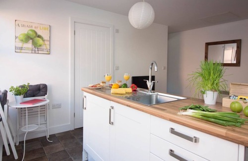 Eastleigh Apartment | Beddoe Apartments 1 bedroom FF close to Airport, Rail and Motorway