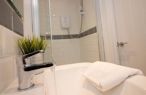 Eastleigh Apartment | Beddoe Apartments 1 bedroom FF close to Airport, Rail and Motorway