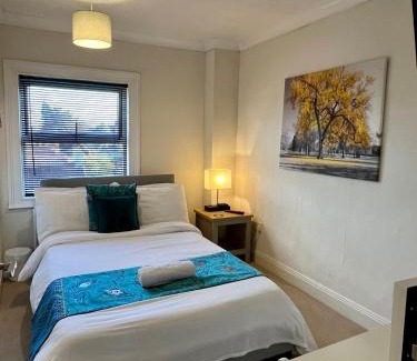 Bedford Apartment | Bedford Town Contractors HQ, Park Your Van, Cosy Sleep, Fast Wifi