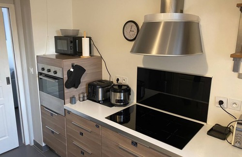 Marcq-en-Baroeul Bed & Breakfast | Bedroom with office and bathroom near Lille