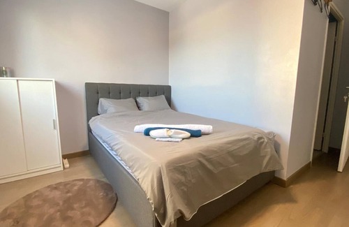 Marcq-en-Baroeul Bed & Breakfast | Bedroom with office and bathroom near Lille