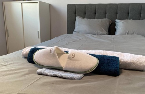 Marcq-en-Baroeul Bed & Breakfast | Bedroom with office and bathroom near Lille