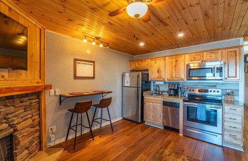 Banner Elk Condo | ~Beech Mountain Beauty! Minutes to Overlook Barn! Hot tub, sauna + views~