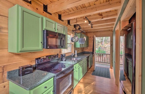 Beech Mountain Cabin | Beech Mountain Cabin w/180° Views: Near Hiking!