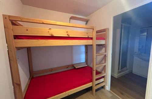 Les Angles Apartment | Bel appartement T2 cabine avec vue sur lac, balcon et parking couvert - FR-1-593-4