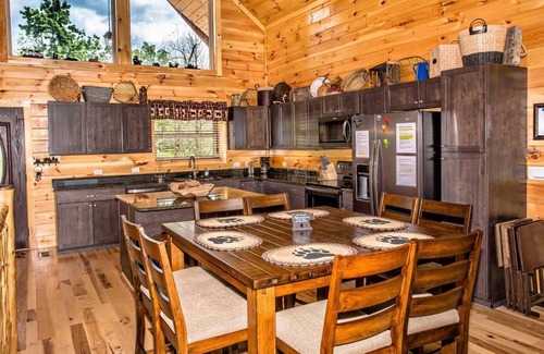 Gatlinburg Cabin | Bella Vista Lodge | Fire Pit 🔥| Hot Tub | Yard | Views | Owner Managed | Games!