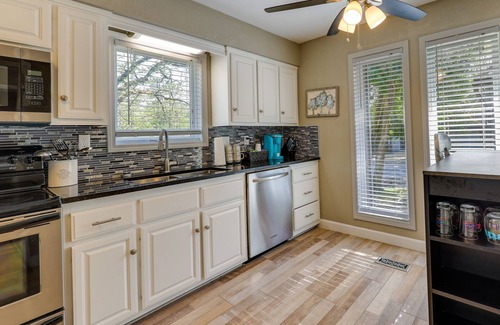 Bella Vista House | Bella Vista Townhome w/Deck Near Back 40 Trails!