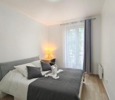 Hopital Saint-Louis Apartment | Belleville 10