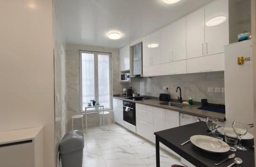 Hopital Saint-Louis Apartment | Belleville 10