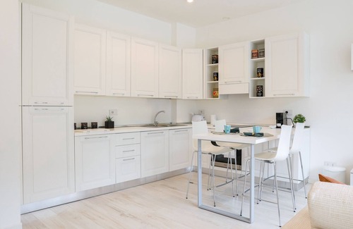 Como City Centre Apartment | Bellini Suite
