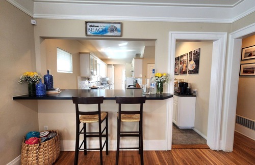 Belmont Shore House | Belmont Beach House 6 Doors From the Beach, 2 Blocks from Trendy 2nd Street