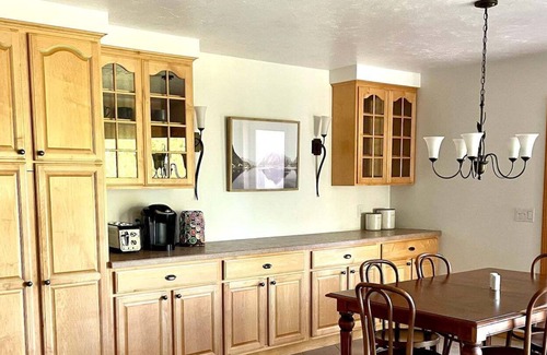 Guild House | Berry Mountain Lodge: Mountain Views by Lake & Ski