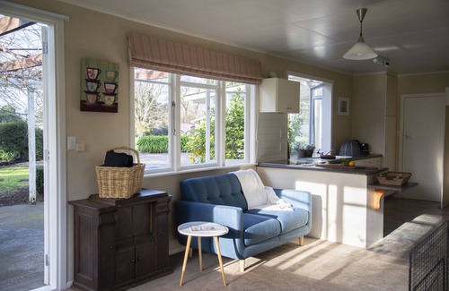 Greytown Cottage | Berwick cottage - quaint country cottage - 1.4km to the heart of Greytown