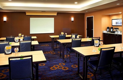 West Dundee House | Best Find! Pool, Pets Allowed, FREE Parking, Minutes to Intra Sports Complex!