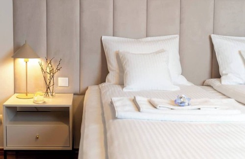 City Centre Apartment | Best location! Near Castle, River & Main Sqr, 2x4K; Free guarded car parking