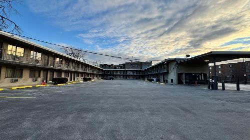 Greater Grand Crossing Hotel | Best Motel By OYO Chicago I-90