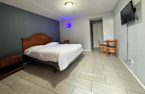 Woodlawn Hotel | Best Motel By OYO Chicago I-90