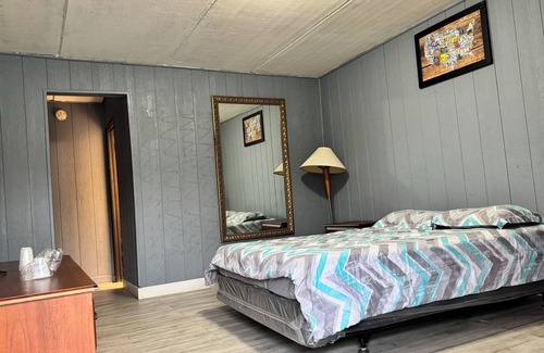 Woodlawn Hotel | Best Motel By OYO Chicago I-90