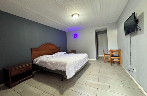 Woodlawn Hotel | Best Motel By OYO Chicago I-90