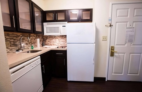 Gateway Hotel | Best Place to Stay in Austin! Free Breakfast, Outdoor Pool, Pets Allowed!