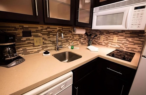 Gateway Hotel | Best Place to Stay in Austin! Free Breakfast, Outdoor Pool, Pets Allowed!