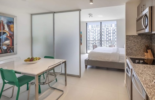 Doral Hotel | Best Place to Stay in Florida! Onsite Parking, Pool, Near Bayside Market Place