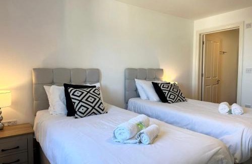 Southampton City Centre Apartment | BEST PRICE! - HUGE 3 Bed 2 Bath City Centre Newly Refurbished Apartment, Up to 7 guests - FREE SECURE PARKING - SMART TV - SINGLES OR KING SIZE BEDS
