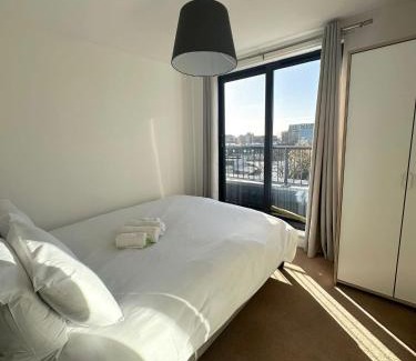 Southampton City Centre Apartment | BEST PRICE! - HUGE 3 Bed 2 Bath City Centre Newly Refurbished Apartment, Up to 7 guests - FREE SECURE PARKING - SMART TV - SINGLES OR KING SIZE BEDS