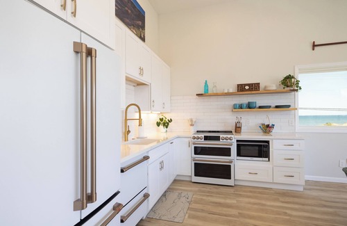 Kihei Condo | Best unit on property! Modern, Ocean Views! Beach, Pool, Whales! Video Tour!