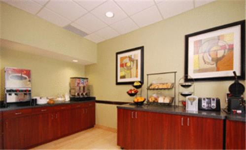 Brook Park Hotel | Best Western Airport Inn & Suites Cleveland