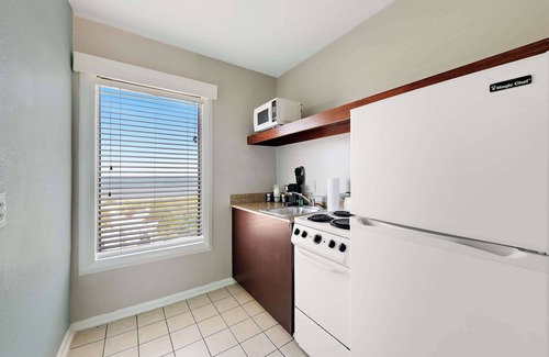 Cottage Line Hotel | Best Western Plus Holiday Sands Inn & Suites