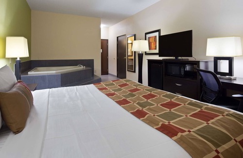 Huntersville Hotel | Best Western Plus Huntersville Inn & Suites Near Lake Norman