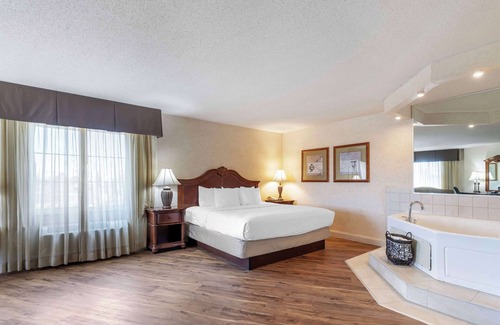 Quad Cities Hotel | Best Western Plus Steeplegate Inn