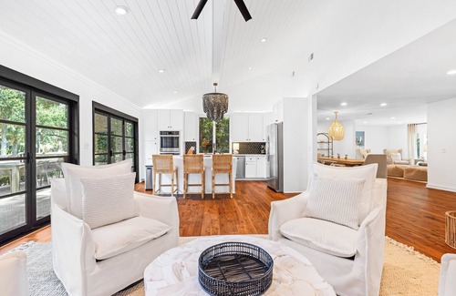 Heritage Woods House | BESTNEST by Beverly Serral 44 Heritage Rd, Sea Pines *Pet Friendly*