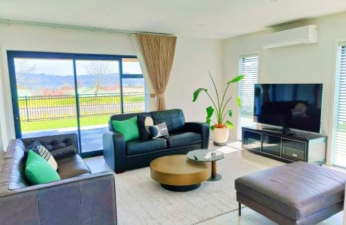 Wharewaka Villa | Better than Home - NEW Lake View