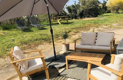 La Roche-Vineuse Apartment | Between rocks, vines and castles